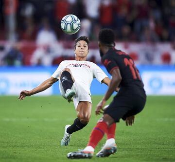 El jugador del Sevilla, Óliver, disputa el balón con el jugador del Atlético de Madrid, Lemar. 
 
