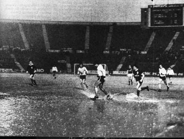 Wanderers visitó a Colo Colo con lluvia y cancha anegada en 1977.
