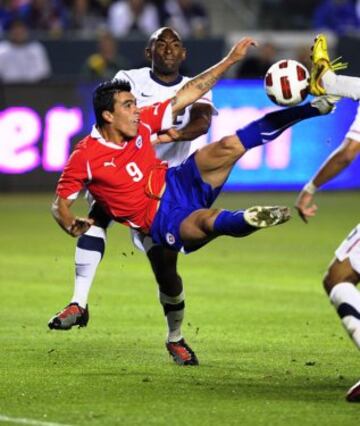 22 de enero de 2011: En el último partido de Marcelo Bielsa en la Roja, Chile empata 1-1 con Estados Unidos. Gol de Esteban Paredes.