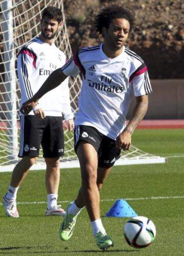 Marcelo (d) e Isco participan en una sesión de entrenamiento del Real Madrid en Marrakech (Marruecos), hoy, jueves 18 de diciembre de 2014. El Real Madrid disputará el próximo sábado la final del Mundial de Clubes frente al San Lorenzo argentino.