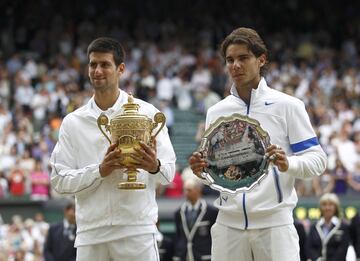 Novak Djokovic alzó su primer trofeo de Wimbledon en 2011.