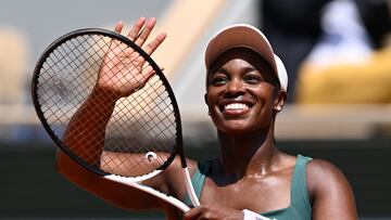 Sloane Stephens celebra su victoria sobre la checa Karolina Pliskova durante su partido en el segundo día de Roland Garros 2023.