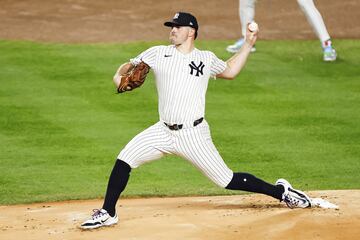 New York (United States), 14/10/2024.- Yankees pitcher Carlos Rodon in action during the first inning of game one of the Major League Baseball (MLB) American League Championship Series between the Cleveland Guardians and the New York Yankees in the Bronx borough of New York, New York, 14 October 2024. The League Championship Series is the best-of-seven games. The winner of the American League Championship Series will face the winner of the National League Championship Series to advance to the World Series. (Liga de Campeones, Nueva York) EFE/EPA/CJ GUNTHER
