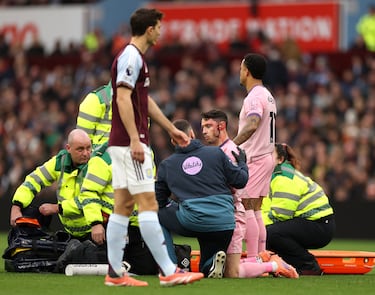 Adam Smith, del AFC Bournemouth, recibe atención médica tras un choque de cabezas con su compañero Tyler Adams.