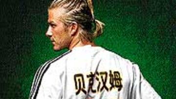 La seleccionadora femenina de China regaló a los tres futbolistas sus camisetas del Real Madrid, pero con el dorsal y el nombre en chino.