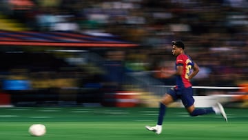 Lamine Yamal del FC Barcelona corre con el bal車n durante el partido de la jornada 10 entre el FC Barcelona y el Sevilla FC en el Estadi Olimpic Lluis Companys, el 20 de octubre de 2024 en Barcelona. El equipo catal芍n se impuso por 5-1 al equipo andaluz.