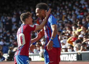 Aubameyang celebra con Gavi el 0-1 al Valencia. 