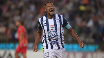 AME6469. PACHUCA (MÉXICO), 10/04/2024.- Salomón Rondón de Pachuca celebra un gol contra Herediano este miércoles, en el partido de vuelta ante Pachuca en los cuartos de final de la Liga de Campeones de la Concacaf disputado en el estadio Hidalgo de la ciudad de Pachuca (México). EFE/ David Martínez Pelcastre
