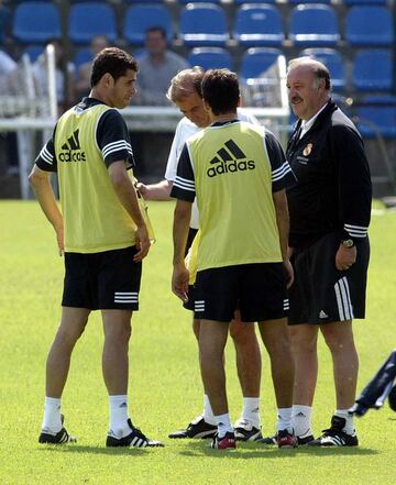 Después de abandonar los terrenos de juego como jugador, comenzó a entrenar en las categorías inferiores del Real Madrid. En un par de ocasiones dirigió el banquillo del equipo blanco de forma interina, pero no fue hasta  la temporada 99/00 en el que comienza a entrenar al primer equipo. En sus cuatro temporadas como entrenador, Del Bosque consiguió en total dos Champions League (2000 y 2002), dos Ligas (2001 y 2003),​ una Supercopa de España en 2001,​ una Supercopa de Europa en 2002 y una Copa Intercontinental en 2002.