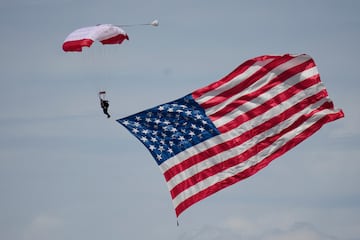 Un paracaidista desciende con una bandera estadounidense durante el Gran Premio de Estados Unidos de Fórmula Uno en el Circuito de las Américas.