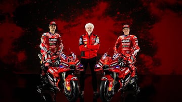 Pecco Bagnaia, Gigi Dall'Ignia y Marc Márquez con la Ducati 2025.