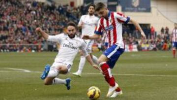 Carvajal intenta arrebatar el balón a Siqueira.