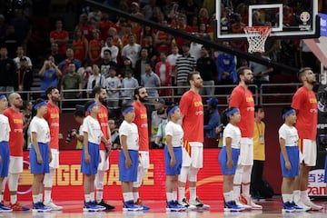 La selección española escuchando el himno nacional. 