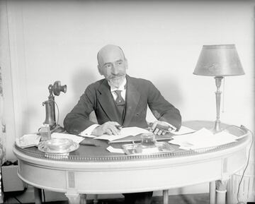 Jacinto Benavente (1866-1954) fue un reputado dramaturgo, director, guionista y productor de cine español. Algunas de sus piezas más reconocidas son: La Gobernadora (1901), Rosas de otoño (1905), Señora ama (1908) y La Malquerida (1913), o Los intereses creados (1907). Pero no fue hasta 1922 cuando recibió el Premio Nobel de Literatura "por la feliz manera en que ha continuado las ilustres tradiciones del drama español".