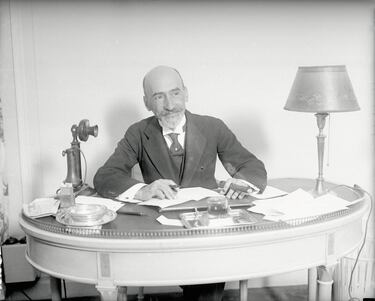 Jacinto Benavente (1866-1954) fue un reputado dramaturgo, director, guionista y productor de cine español. Algunas de sus piezas más reconocidas son: La Gobernadora (1901), Rosas de otoño (1905), Señora ama (1908) y La Malquerida (1913), o Los intereses creados (1907). Pero no fue hasta 1922 cuando recibió el Premio Nobel de Literatura "por la feliz manera en que ha continuado las ilustres tradiciones del drama español".