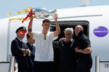 El capitán de la Selección, Álvaro Morata, levanta la Eurocopa a la llegada a Madrid. 