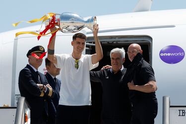 El capitán de la Selección, Álvaro Morata, levanta la Eurocopa a la llegada a Madrid. 
