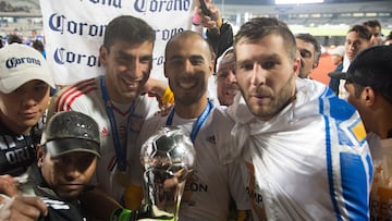 Photo during the celebration after the match Pumas UNAM vs Tigres UANL, corresponding to second leg match of the Great Final of Apertura 2015 League BBVA Bancomer MX at Olympic Universitary Stadium.
Foto durante la celebracion despues del partido Pumas UNAM vs Tigres UANL, correspondiente al partido de vuelta de la Gran Final del Torneo Apertura 2015 de la Liga BBVA Bancomer MX en el Estadio Olimpico Universitario, en la foto: Nahuel Guzman, Guido Pizarro y Andre-Pierre Gignac Jugadores de Tigres levantan el trofeo de campeon
13/12/2015/MEXSPORT/Jorge Martinez.
