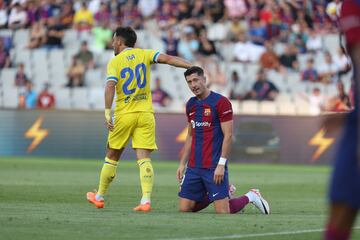 Robert Lewandowski lamentándose por no conseguir el primer gol del Barcelona.