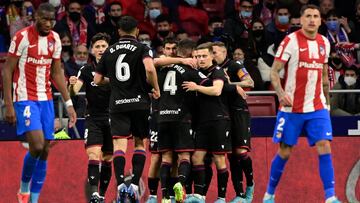 El Levante celebra el gol de Melero la temporada 21-22 en el partido de Liga en el Metropolitano que enfrent¨® al Atl¨¦tico con el equipo valenciano. Hace un a?o el Atleti toc¨® fondo frente a ellos.