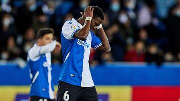 Mamadou Loum, jugador del Deportivo Alav&eacute;s, se lamenta por una acci&oacute;n durante un partido.