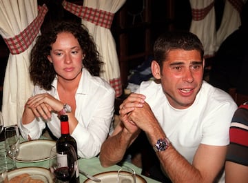 Fernando Hierro con su mujer Sonia durante la celebración de la Liga de 2001 ganada por el Real Madrid en el restaurante Txistu. 
 