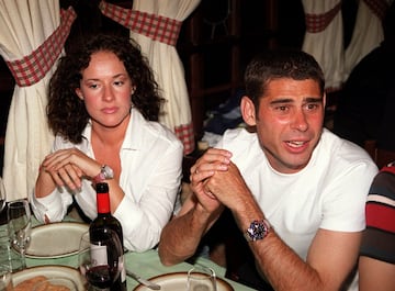 Fernando Hierro con su mujer Sonia durante la celebraci¨®n de la Liga de 2001 ganada por el Real Madrid en el restaurante Txistu.