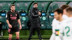 GRAF3712. Elche (Alicante), 30/12/2020.- El segundo entrenador del Elche, Jes&uacute;s Mu&ntilde;oz, durante el encuentro correspondiente a la decimosexta jornada de primera divisi&oacute;n que disputan esta noche frente al Real Madrid en el estadio Mart&