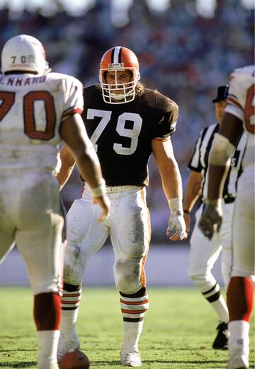 De 1979 a 1992 jug¨® en la NFL como defensive tackle en los New England Patriots, Cleveland Browns y Los ?ngeles Raiders. Durante su carrera fue elegido tres veces al Pro Bowl y dos veces fue parte del equipo All-Pro.