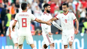 XAH01. ABU DABI (EMIRATOS &Aacute;RABES UNIDOS), 24/01/2019.- Los jugadores de la selecci&oacute;n iran&iacute; de f&uacute;tbol celebran la victoria tras el partido ante China correspondiente a los cuartos de final de la Copa Asia 2019 de la AFC que se h