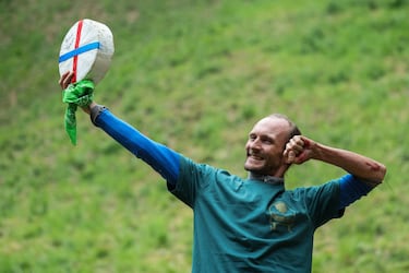 La carrera consiste en atrapar un queso de Gloucester arrojado desde la colina de Cooper, con una caída de 182 metros en la localidad de Brockworth. Los competidores deben bajar por la ladera del cerro para atraparlo y el primero en conseguirlo se proclama vencedor.
