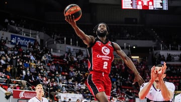 Matt Mobley lanza ante el Unicaja de Málaga.