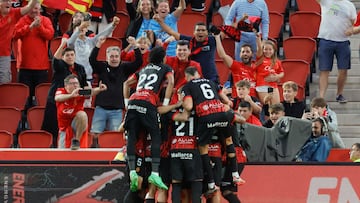 PALMA, 17/09/2024.- Los jugadores del Mallorca celebran un gol este martes, durante el partido de la jornada 7 de LaLiga EA Sports, entre el RCD Mallorca y la Real Sociedad, en el Estadi Mallorca Son Moix en Palma.- EFE/CATI CLADERA