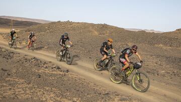 Participantes de la Titan Desert en plena traves&iacute;a.