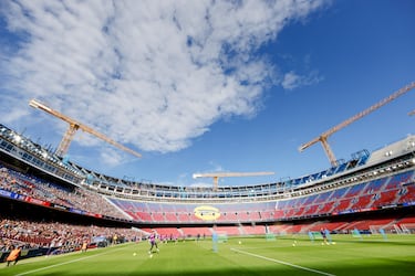 Vista general del estadio durante el entrenamiento, con las grúas de testigos de excepción.