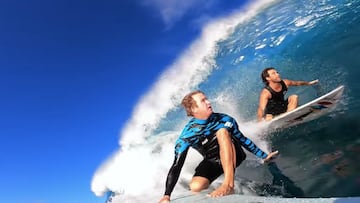 Jamie O&#039;Brien surfeando en Pipeline (Haw&aacute;i) una ola que empieza a coger forma de tubo, visto desde la c&aacute;mara GoPro ubicada en la punta de su tabla de surf, con otro surfista justo detr&aacute;s suyo. Invierno 2021. 