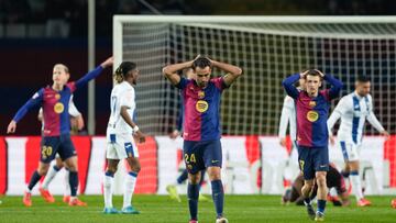 Los jugadores del FC Barcelona Eric García y Marc Casadó se lamentan.