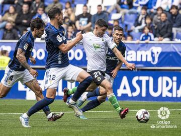 Aritz Aldasoro, del Racing, chutando a puerta frente al Oviedo en el carlos Tartiere.