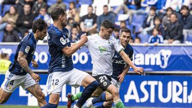 Aritz Aldasoro, del Racing, chutando a puerta frente al Oviedo en el carlos Tartiere.