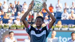 El tenista estadounidense Christopher Eubanks posa con la copa tras vencer la final al francés Adrian Mannarino en Palma de Mallorca.