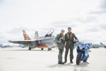 El piloto de Suzuki Maverick Viñales  ha pilotado el avión de combate F-18 de la Base Aérea de Zaragoza, con el que ha pasado del asfalto del circuito de MotorLand, donde competirá el próximo domingo en MotoGP, al cielo de Aragón. Viñales, cuyo nombre, Maverick, se debe al fervor que sentía su padre, Ángel, por el protagonista de la película "Top Gun" que protagonizaba Tom Cruise, y en el que interpretaba el papel de un piloto de combate, ha logrado hoy hacer realidad otra de sus pasiones al subirse a un caza del ejército español.