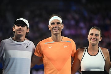 El tenista australiano, Álex de Miñaur, posa con Rafael nadal y la tenista ucraniana, Marta Kostyuk.