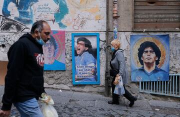 Mural de Diego Armando Maradona en la llamada "plaza Maradona" en el distrito Quartieri Spagnoli de Nápoles,  Italia.