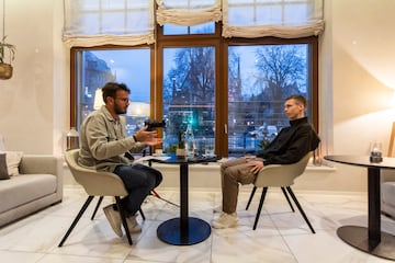 Dani Olmo y el redactor de AS, durante la entrevista.