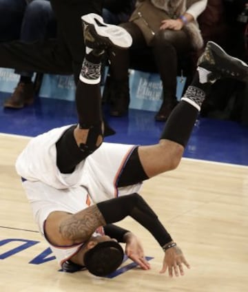 Carmelo Anthony cae al suelo en una acción delpartido entre New York Knicks y Washington Wizards en el Madison.