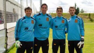 El preparador de porteros Miguel &Aacute;ngel Espa&ntilde;a posa junto a Joel, Mari&ntilde;o y De Gea.