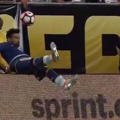 Terrorífica caída de Lavezzi que pudo acabar en tragedia