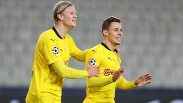 Thorgan Hazard celebra un gol con Erling Haaland.