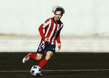 De la nueva camada, mucha calidad en un mediapunta de 18 años que destacó en su debut pese a la derrota en Cornellà. Gran evolución esta temporada en el Atleti B, donde ya se está convirtiendo en uno de los referentes del equipo.