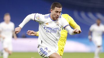 Eden Hazard se va de Espino en el Real Madrid-Cádiz de la jornada 18 de LaLiga Santander.